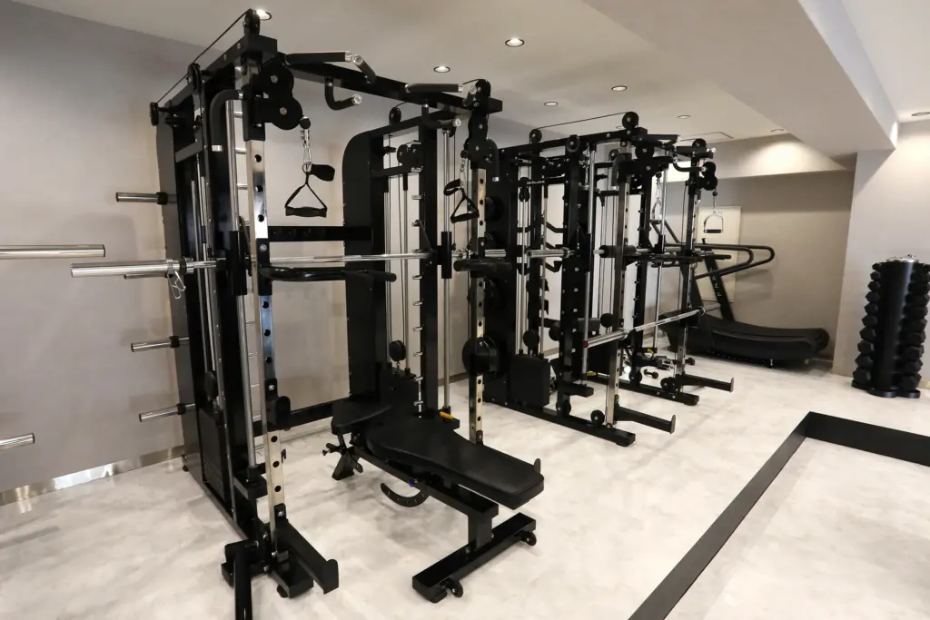 スミスマシンの正しい使い方を解説！効果的なメニュー24選を紹介